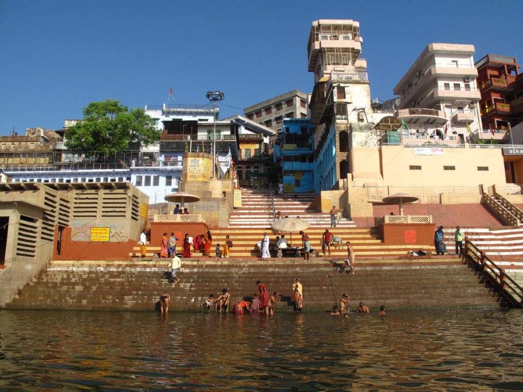 32_washing_in_ganges