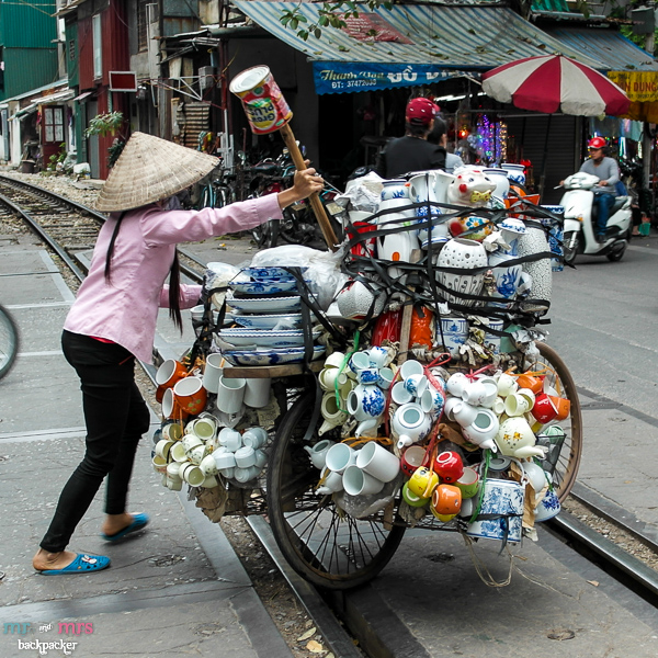 Crockery_Shop_on_a_bike_in_Vietnam
